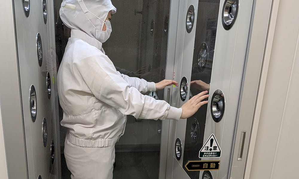 エアーシャワーを浴びている様子